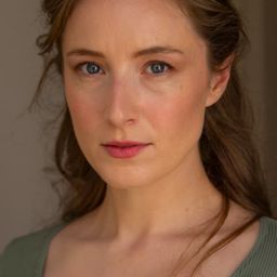 Melanie Neu 飾演 Tracey Longo