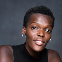 席拉·亞汀 飾演 Amenza