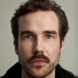 托米·阿拉塔洛 飾演 Teurastaja Timo Lauermaa