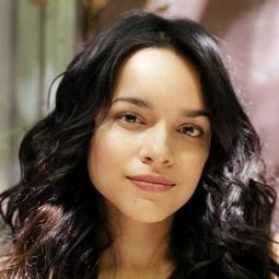 諾拉·瓊斯 - 峽谷中的回音演員 飾演Self