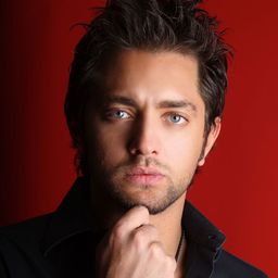 Bahram Radan 飾演 Siavash Roozbehan