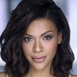 艾薇娜·奧古斯特 - Love in Design演員 飾演Julie