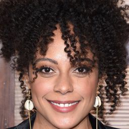 Rosalind Eleazar 飾演 