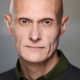 Jay Robertson 飾演 Mouse