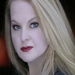 Elizabeth DeShong 飾演 