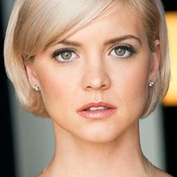 Janelle Odair 飾演 Ashley Hollis