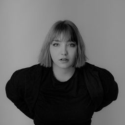 Bineta Hansen 飾演 Emi