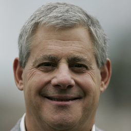 Cameron Mackintosh 飾演 Self - Host