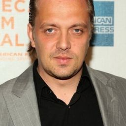 Steven Wiig 飾演 Michael