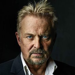 丹尼斯·史托雷 飾演 Voiceover (voice)