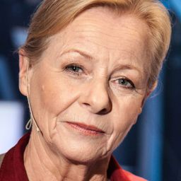 Anna Nehrebecka 飾演 Helena