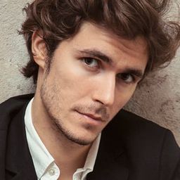 Carlo Calderone 飾演 Miki Gambino