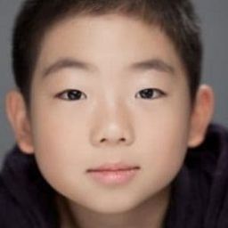 Park Seung-jun 飾演 Dong-ju