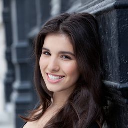 Angelica Boccella 飾演 Dina