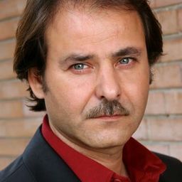 Santo Bellina 飾演 Miccichè