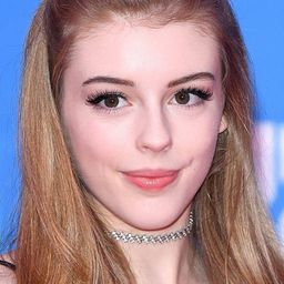 Amelia Gething 飾演 Anne Brontë