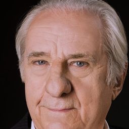 Michel Aumont - One Woman or Two演員 飾演Pierre Carriere