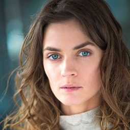 Kate Braithwaite 飾演 English dancer