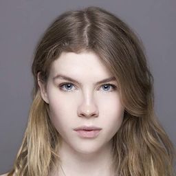 Eve Connolly 飾演 Charlotte