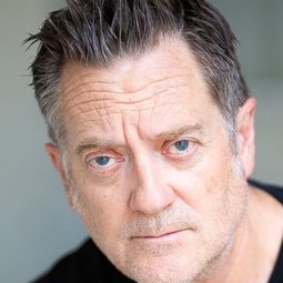 Kirk Bovill 飾演 Cop #1