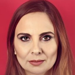 Goncagül Sunar 飾演 Ayça