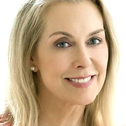 Mary McMillan 飾演 Mrs. Landley