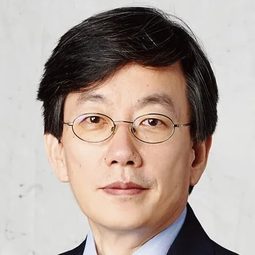 Sohn Suk-hee 飾演 Self