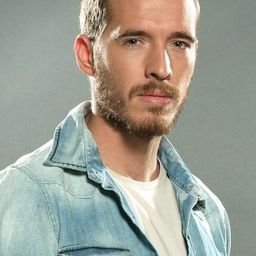 Javier Ríos 飾演 Juan