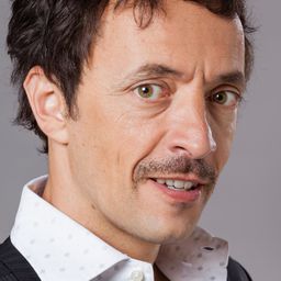 Pedro Lacerda 飾演 Amadeu