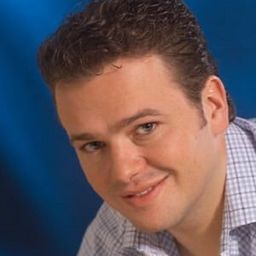 Rodrigo Santacruz 飾演 Cortazar