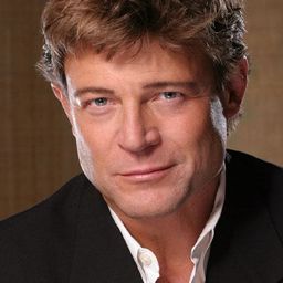 Brett Stimely 飾演 Sandy McVey