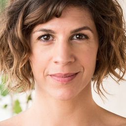 Juliette Tresanini 飾演 Rédactrice en chef