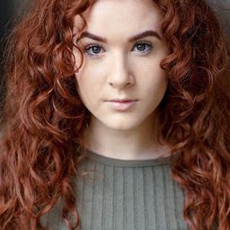 Niamh Lynch 飾演 Liberty Shop Girl