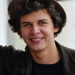 Oscar Berthe 飾演 Lionel Fougerole