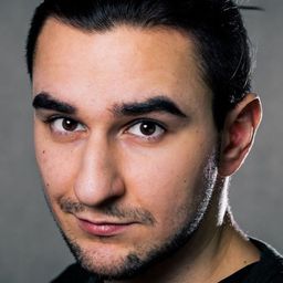 Kamil Mróz - Strawman演員 飾演Injured