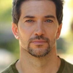 盧克·羅伯茲 飾演 Denis Matei