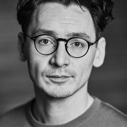 David Fukamachi Regnfors 飾演 Julian