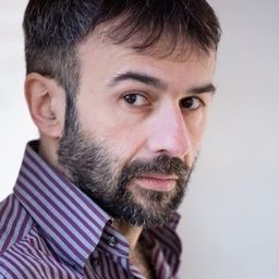 Aram Kian 飾演 Youssef Jamal