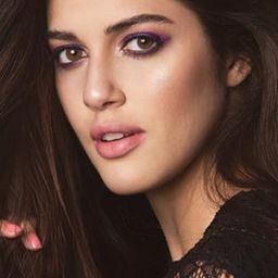 伊莎貝爾·萊特 飾演 Iza