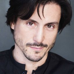 Erich Wildpret 飾演 Larry