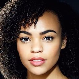 Ella Martine 飾演 Naomi