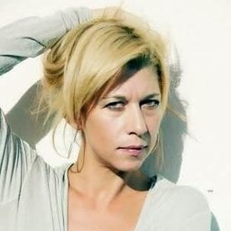 Beatriz Bergamín 飾演 Cuñada de Ángela