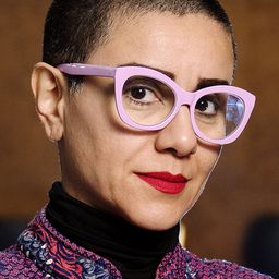 Mania Akbari 飾演 herself