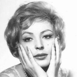 Dada Gallotti 飾演 Mae