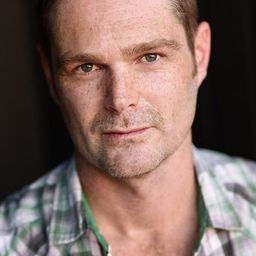 Kevin Dee 飾演 Dwight Lewis