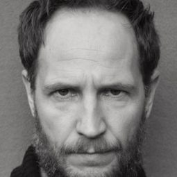 伊尼哥·德拉伊格雷西亞 - 阿克拉拉爾演員 飾演Sergeant