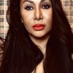 Fe GingGing Hyde 飾演 Nena