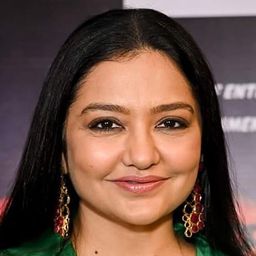 June Malia 飾演 Disha's Friend