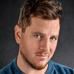 Elias Toufexis 飾演 Keith