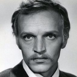 Aleksandr Kaydanovskiy 飾演 Philip Lombard